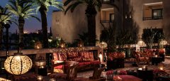 Venkovní posezení s lampami a palmami večer Four Seasons Hotel Marrakech