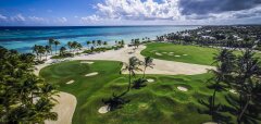 Golfové hřiště u pláže s palmami a modrým oceánem