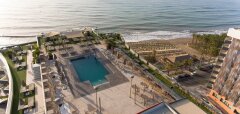 Střešní bazén s lehátky a výhledem na pláž Costa Del Sol