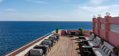 Terasa hotelu s posezením a výhledem na moře