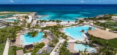 Pohled na bazény a pláž u oceánu v resortu St. Regis Cap Cana