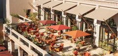 Terasa s červenými slunečníky a židlemi u hotelu Four Seasons Marrakech