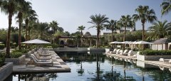 Bazén s lehátky a palmami ve Four Seasons Hotel Marrakech