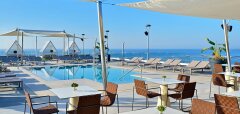 Terasa s bazénem, lehátky a výhledem na moře Costa Del Sol