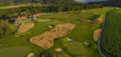 Golfové hřiště s jamkami a klubovnou v přírodním prostředí