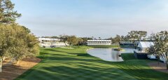 Golfové hřiště s jezírkem a tribunami TPC Sawgrass