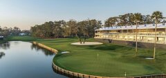 Golfové hřiště s jezírkem a tribunou za greenem