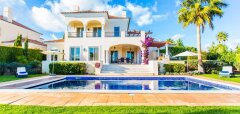 Luxusní vila s bazénem a palmami v Monte Rei Golf & Country Club