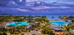 Noční pohled na bazény a pláž resortu St. Regis Cap Cana