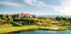 Golfové hřiště s vodní plochou a budovou v pozadí