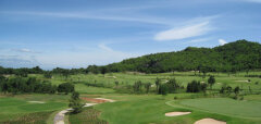 Golfové hřiště s pískovými bunkry a zelenými kopci