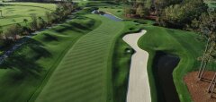 Golfové hřiště s pískovým bunkrem a vodní překážkou