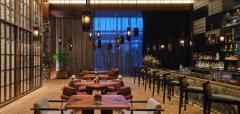 Interiér elegantní restaurace s barem a dřevěnými stoly