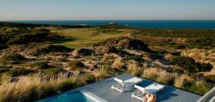 Bazén s lehátky a výhledem na golfové hřiště a moře