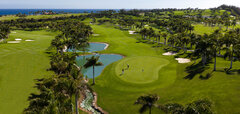 Golfové hřiště s jezírky, palmami a výhledem na oceán