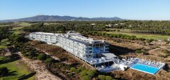 Moderní hotel u golfového hřiště s bazénem a okolní přírodou