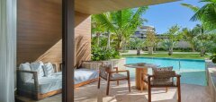 Terasa s posezením u bazénu a tropickou zahradou