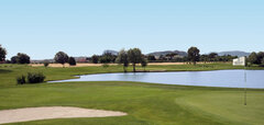 Golfové hřiště s jezírkem a vlajkou Rimini-Verucchio Golf Club