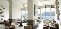 Interiér hotelového salonku s výhledem na jezero a hory