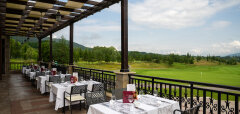 Terasa restaurace s výhledem na golfové hřiště Pravets Golf Club