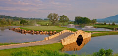 Kamený most přes vodní plochu na golfovém hřišti Pravets Golf Club