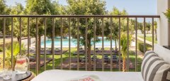 Výhled z balkonu na bazén a zahradu Victoria Golf Resort & Spa