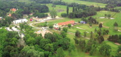 Letecký pohled na golfové hřiště a budovy v zeleni