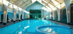 Interiérový bazén s vířivkou a lehátky v hotelu Carton House