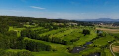 Letecký pohled na golfové hřiště s jezírky a stromy