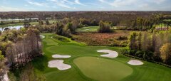 Golfové hřiště s greenem, bunkery a okolní přírodou