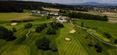 Letecký pohled na golfové hřiště a okolní krajinu Bad Waltersdorf