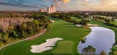 Golfové hřiště s pískovým bunkrem a vodní překážkou za soumraku