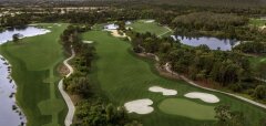 Golfové hřiště s jezery a pískovými bunkry v přírodním prostředí