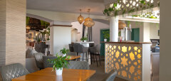 Interiér hotelové restaurace s moderním nábytkem a dekoracemi