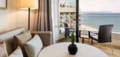 Interiér hotelového pokoje s výhledem na moře a balkon
