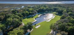 Golfové hřiště s jezírkem a okolní zelení u pobřeží