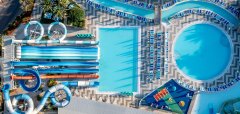 Letecký pohled na bazény a tobogány u Lyttos Beach
