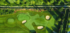 letecký pohled na golfové hřiště se zelení a pískovými bunkry