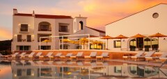 Hotel s bazénem a lehátky za západu slunce
