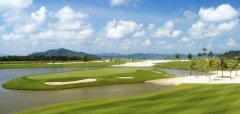 Golfové hřiště s vodními překážkami a pískovými bunkry