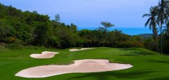Golfové hřiště s pískovými bunkry a výhledem na moře