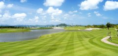 Golfové hřiště s jezírkem a modrou oblohou