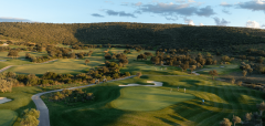 Golfové hřiště s fairwayemi a stromy za soumraku