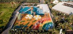 Dětské hřiště s barevným povrchem a skluzavkou u hotelu Lyttos Beach