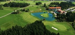 Letecký pohled na golfové hřiště s jezírkem a budovami v Haugschlagu