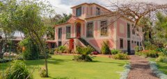 Historická vila obklopená zahradou a cestičkou v Quinta Splendida