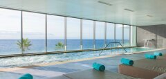 Interiér wellness s bazénem a výhledem na moře ve Vidamar Resort Madeira
