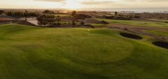 Golfové hřiště při západu slunce na Lanzarote