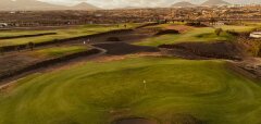 Golfové hřiště s jamkami a sopečným pozadím na Lanzarote