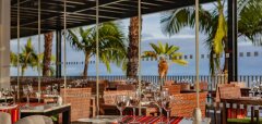 Restaurace s výhledem na palmy a moře ve Vidamar Resort Madeira
